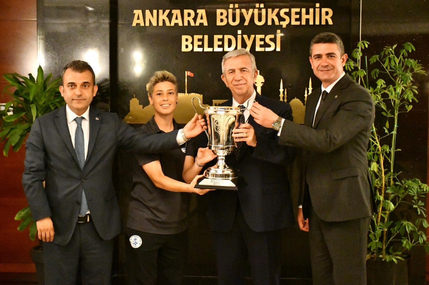 Şampiyonluk kupası Başkan Yavaş'ın elinde