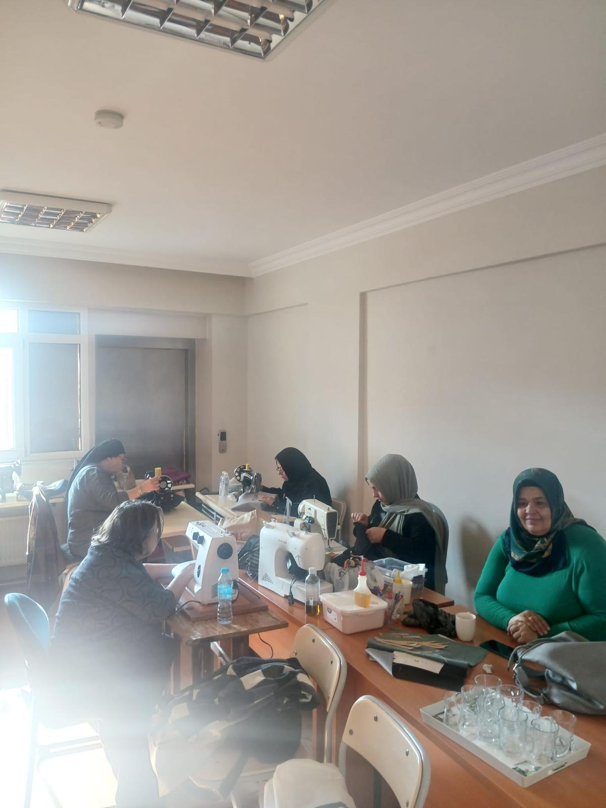 KADINLAR KIZILAY İLE AİLE EKONOMİSİNE KATKI SUNUYOR