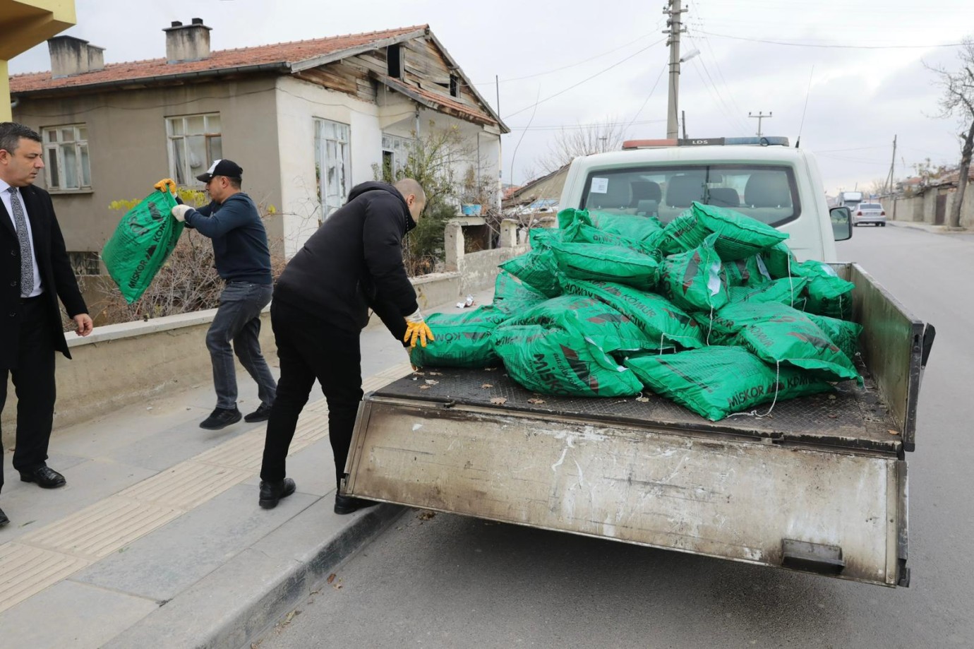 KÖMÜR DAĞITIMLARI BAŞLADI 