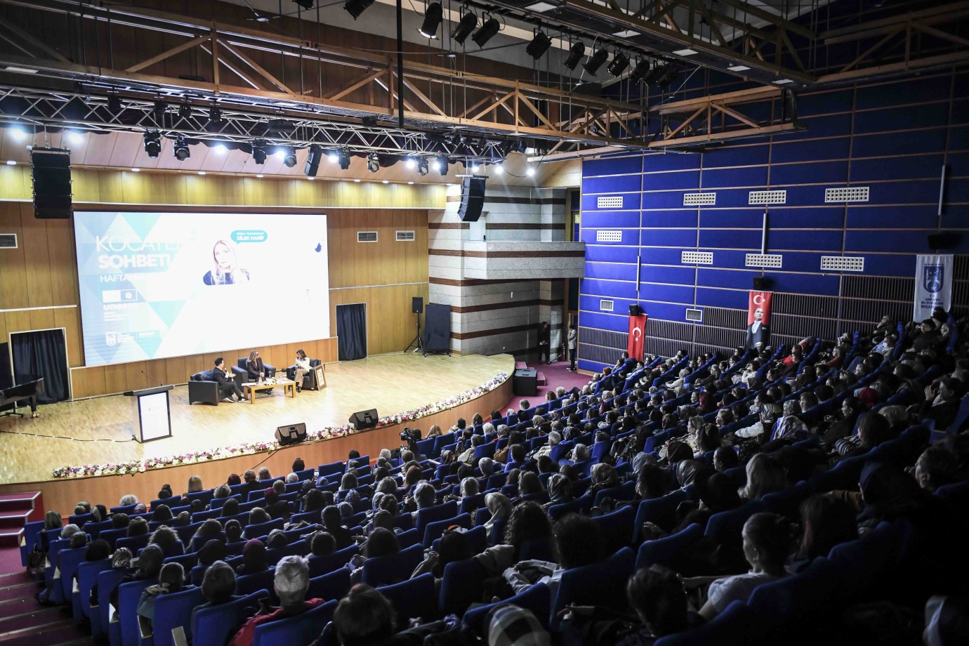 BAŞKENT’TE MODA RÜZGÂRI: KOCATEPE SOHBETLERİ’NİN KONUĞU DİLEK HANİF OLDU