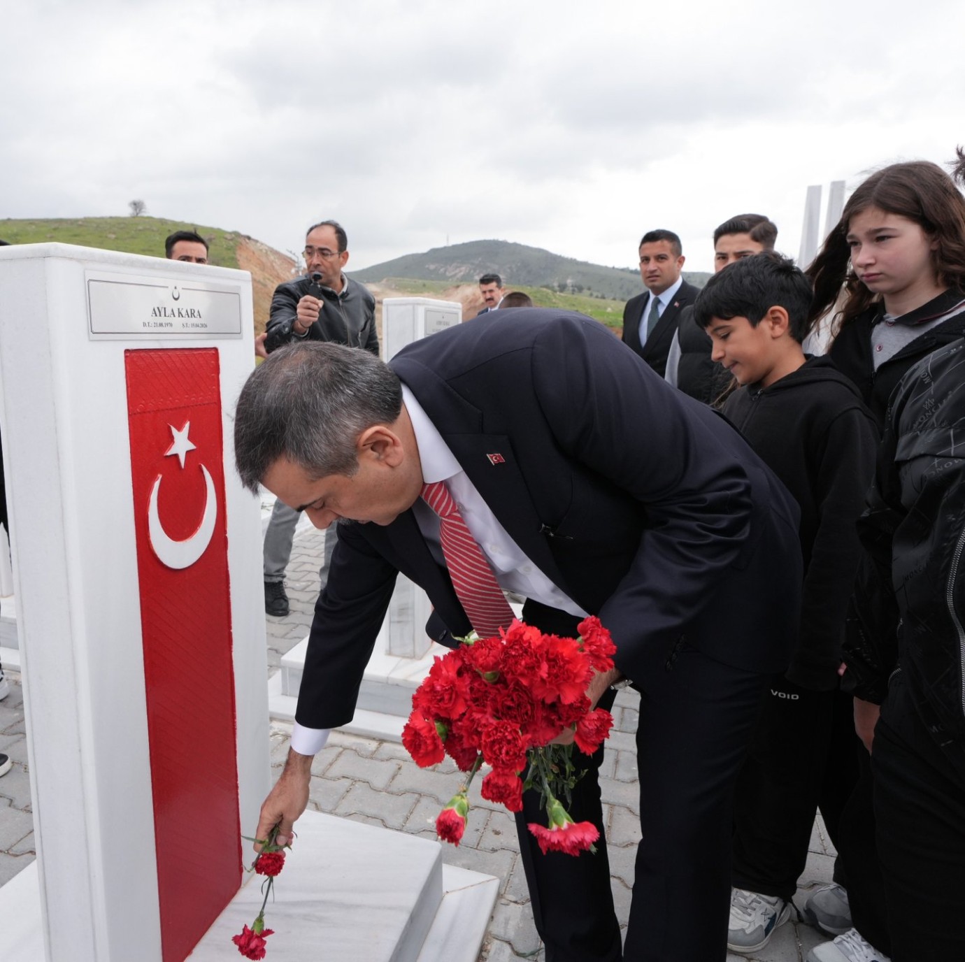 BAKAN TEKİN, ÖĞRETMEN HATIRA ORMANI VE ŞEHİT ÖĞRETMENLER ANITI'NI ZİYARET ETTİ