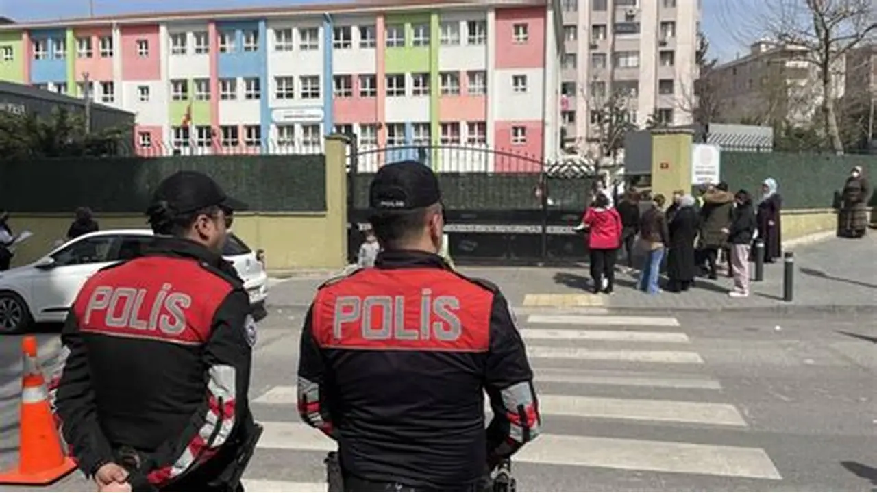Polis  teyakkuzda:  her okul kapısında 2 polis bekleyecek