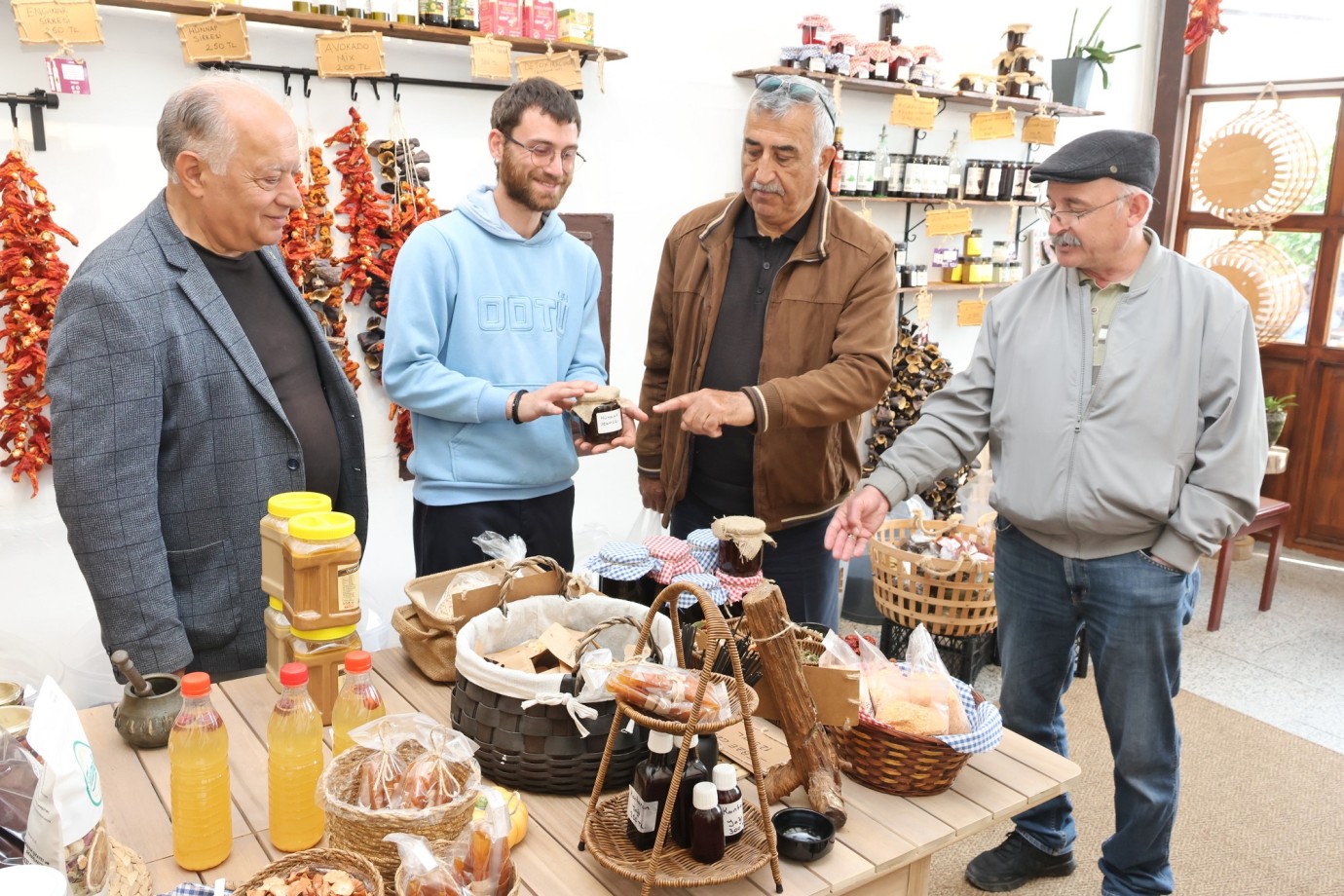 ŞEHİR HAYATINI BIRAKTI, GÜDÜL’DE DOĞAL ÜRETİMLE BAŞARI HİKAYESİ YAZDI