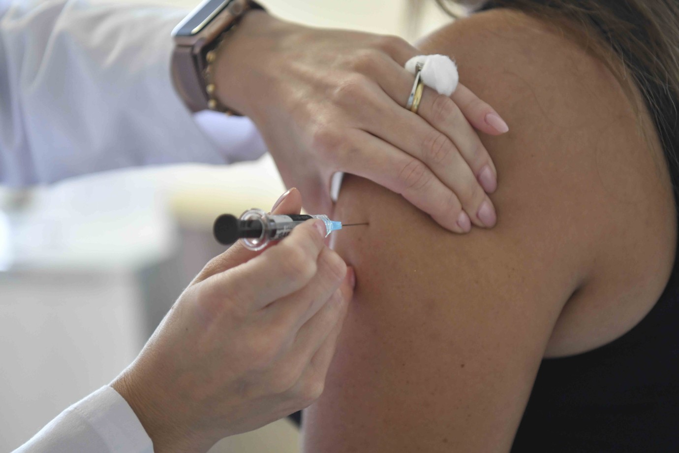 ABB’NİN HPV AŞI PROJESİ BÜYÜYOR:  5 BİN DOZA ULAŞILDI