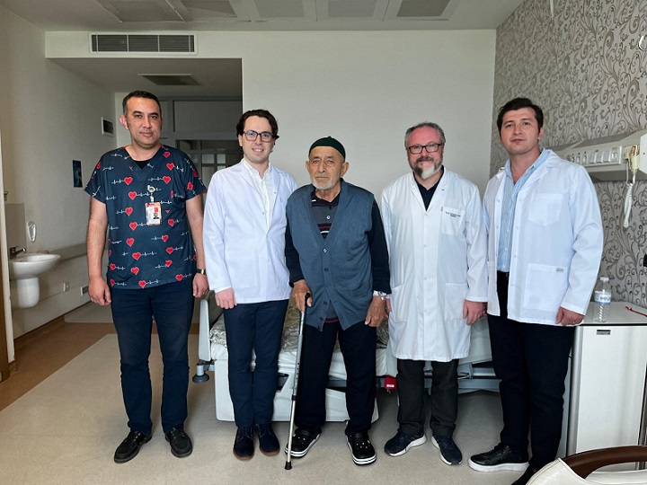 64 YAŞINDAKİ HASTAYA KOLON KANSERİ AMELİYATI YAPILDI 